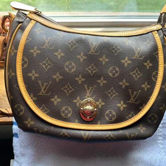 Louis Vuitton monogram bag in Excellent condition with purchase LV lock and key. - Picture 1 of 17